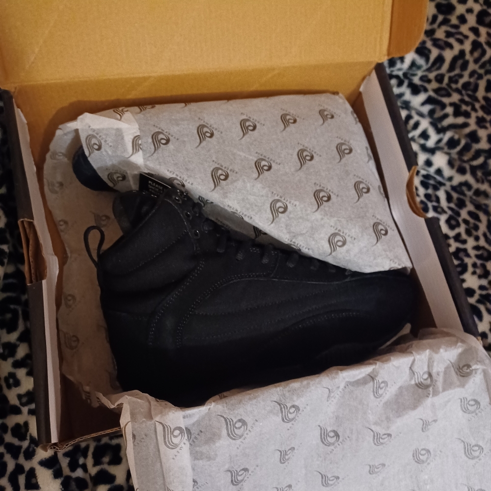 Training Shoes - Picture 2 of 3